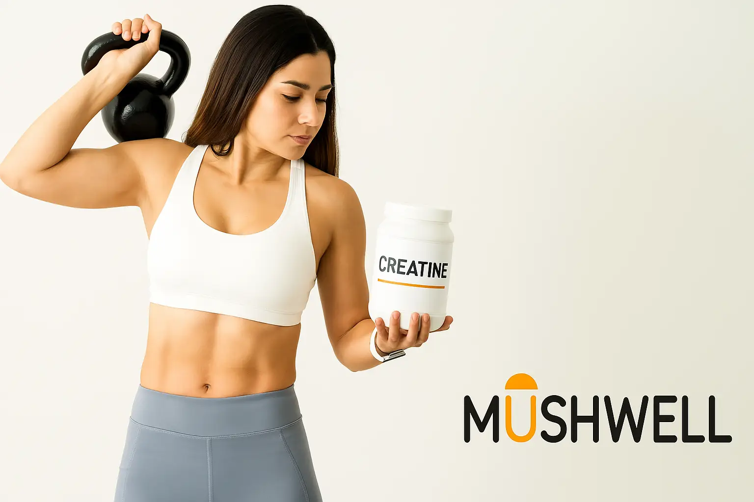 Mujer deportista sosteniendo un bote de creatina MushWell