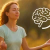 Persona al aire libre meditando con luz solar, simbolizando equilibrio de serotonina de forma natural