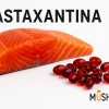Cápsulas de astaxantina junto a salmón salvaje, fuente natural del antioxidante.