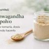 Ashwagandha en polvo en tarro con cuchara: cómo tomarla, dosis y cuándo hacerlo