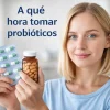 Mujer sosteniendo suplementos para ilustrar a qué hora tomar probióticos
